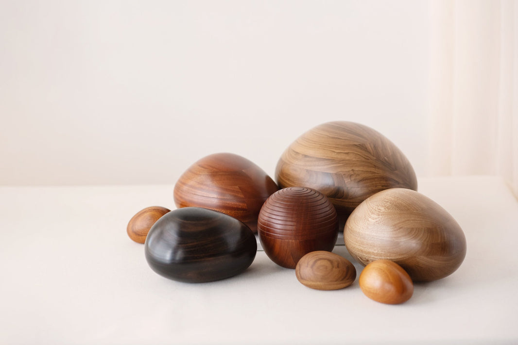 What Types of Urns Are There for Human Ashes?