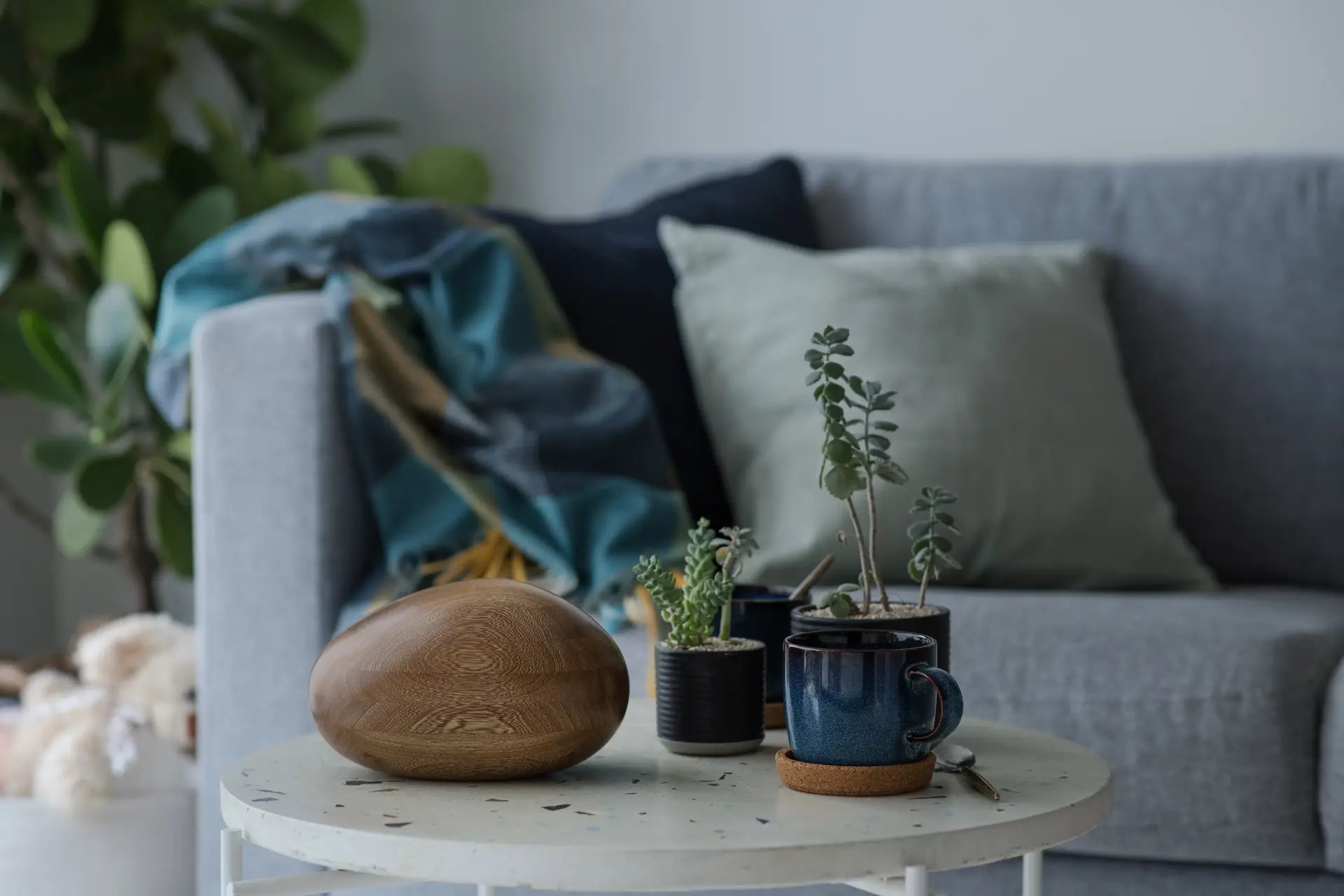 Oak Urn | River Stone
